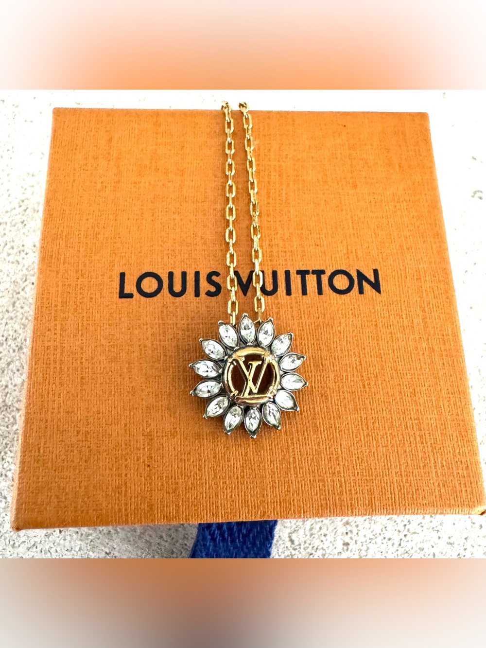 LOUIS VUITTON LV Starlight Crystal Flower Necklace M80262 Full Set - Picture 2 of 9